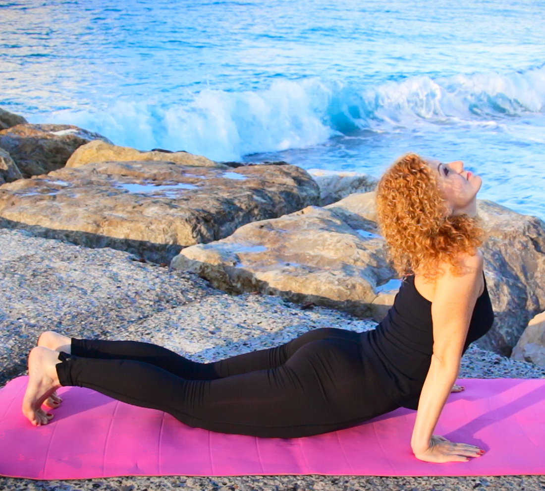 3 позы Santelle Yoga для пробуждения вашего либидо.